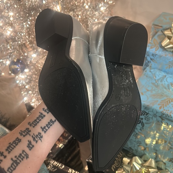 Silver metallic cowboy boots- brand new 6.5 mid rise - Picture 3 of 3